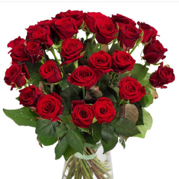 Bouquet of red roses in a clear glass vase
