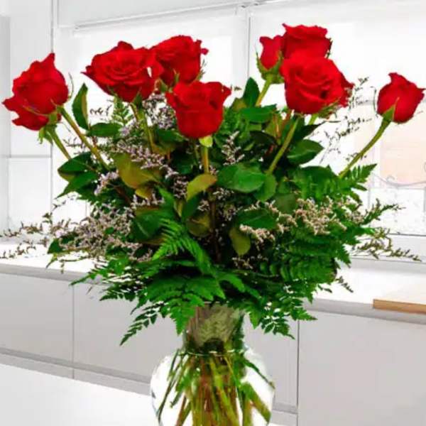 Bouquet of red roses in a clear glass vase