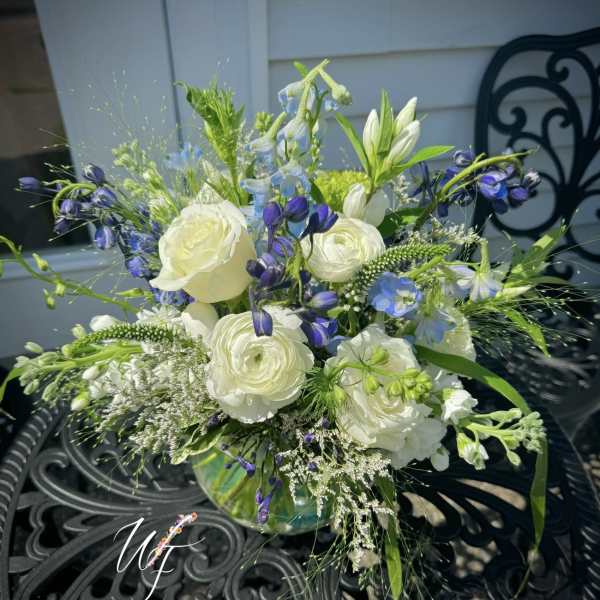 White and blue mixed bouquet in a glass vase