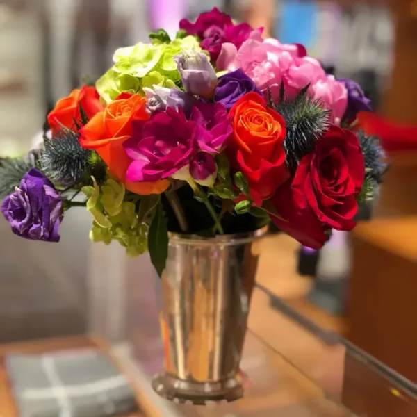 Colorful bouquet of roses and hydrangeas in a clear vase
