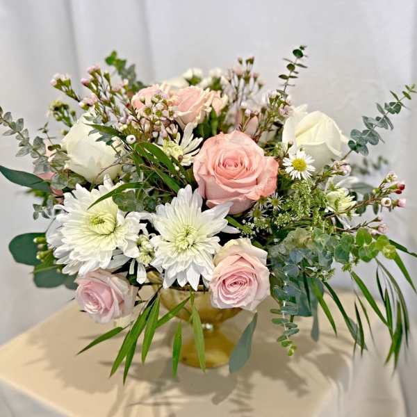 Pink and white rose bouquet with white daisies in a glass vase