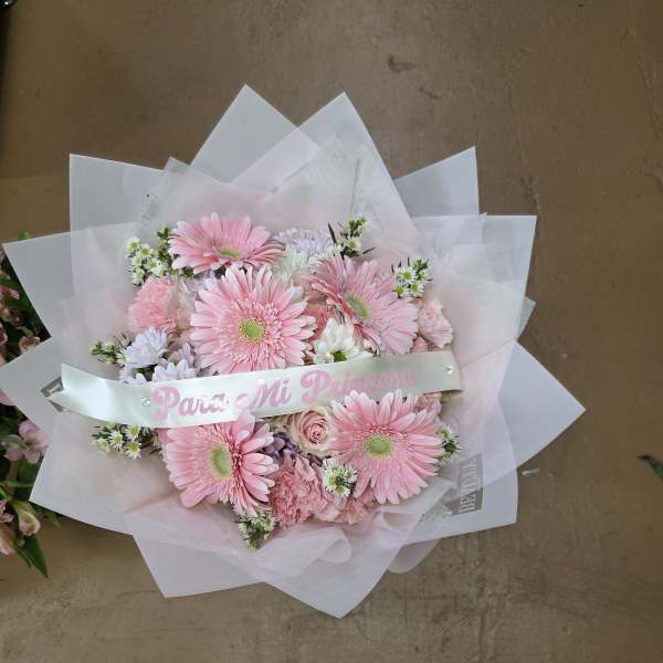 Pink gerbera daisy bouquet with a "Para Mi Princesa" ribbon