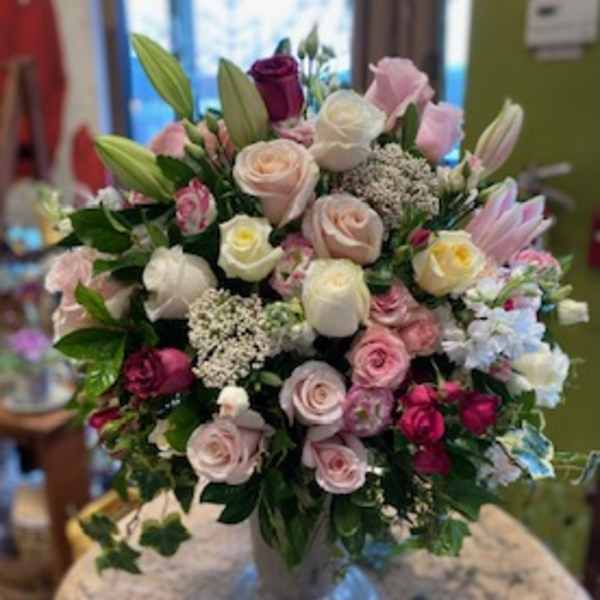 Mixed pink and white rose bouquet in a glass vase