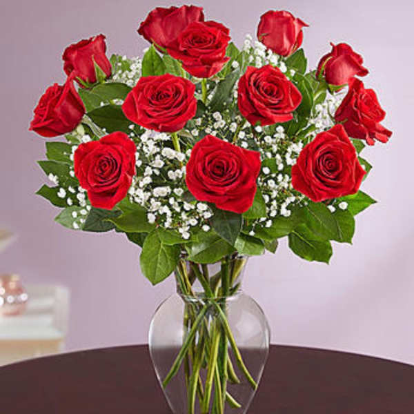 Bouquet of red roses in a clear glass vase