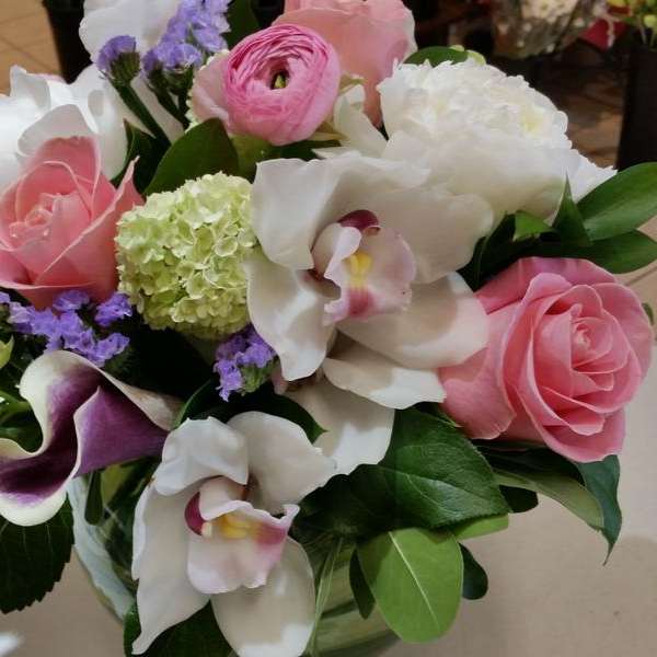 Bouquet of pink and white flowers in a glass vase