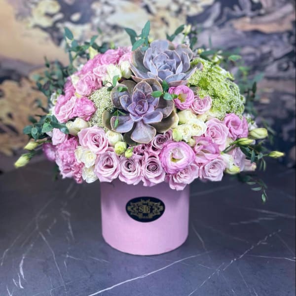 Pink rose bouquet with succulents in a pink hat box