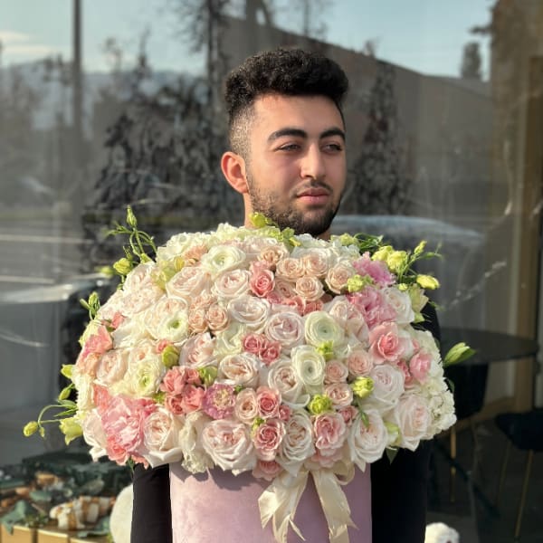 Large pastel rose bouquet in a pink hat box