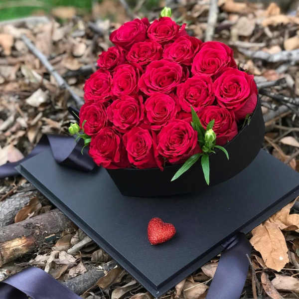 25 rose see through heart box