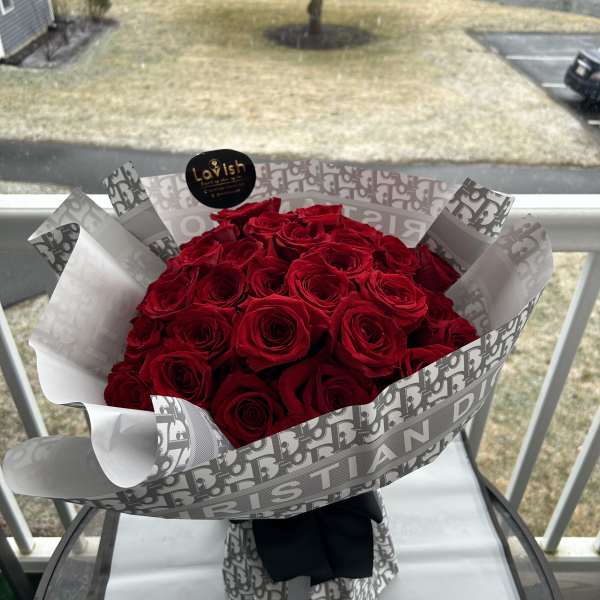 Red roses with a bow