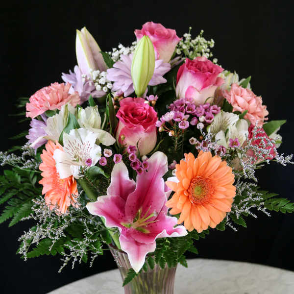 Pink and peach mixed bouquet in a clear glass vase