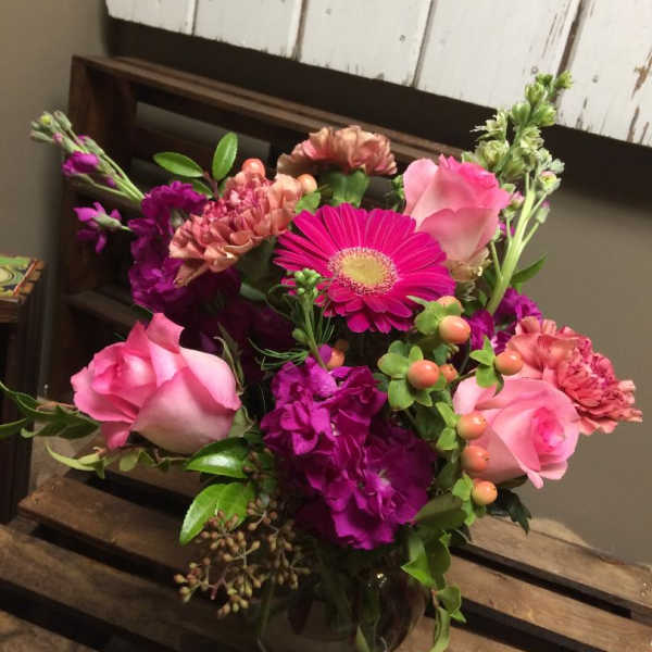 Pink and magenta mixed bouquet in a glass vase