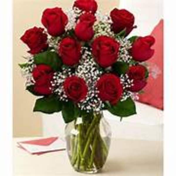 Bouquet of red roses in a clear glass vase