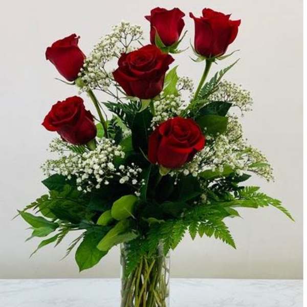 Bouquet of red roses in a clear glass vase