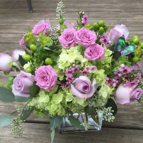 Pink roses and green hydrangeas in a square glass vase