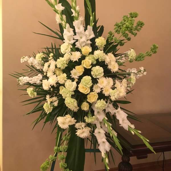 Standing floral spray with white and pale yellow flowers