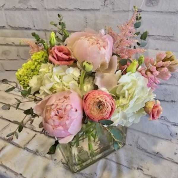 Pink and white mixed bouquet in a clear glass vase