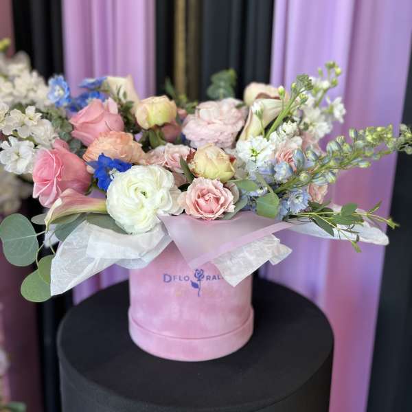 Pastel bouquet in a pink hatbox with roses and calla lilies