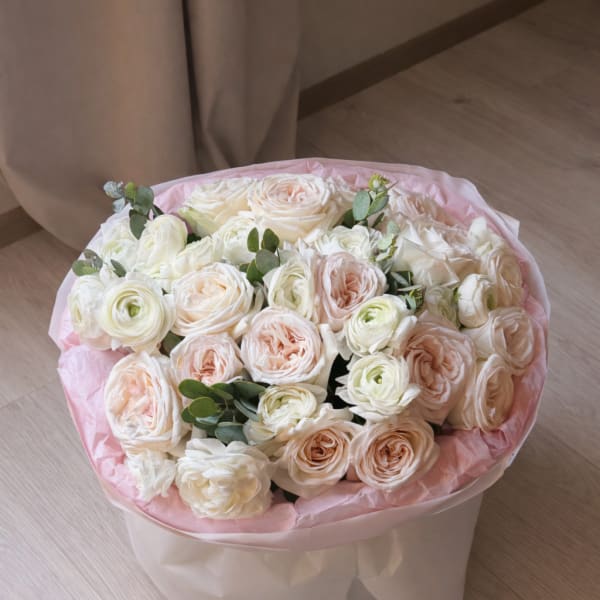 Gorgeous White Ohara Roses and Ranunculuses