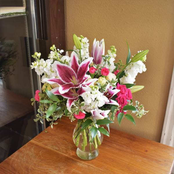 Bouquet of pink lilies and roses in a glass vase