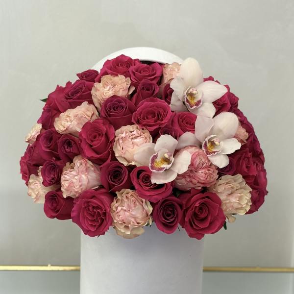 Bouquet of pink and blush roses with white orchids in a white hat box