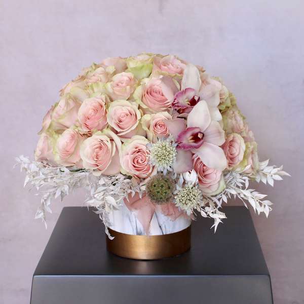 Pink rose bouquet with white orchids in a gold box