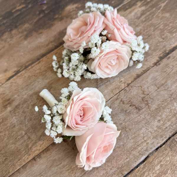 Baby's breath & spray roses Corsage