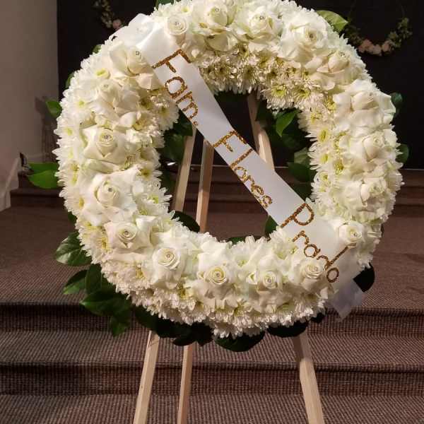 Wreath White Standing