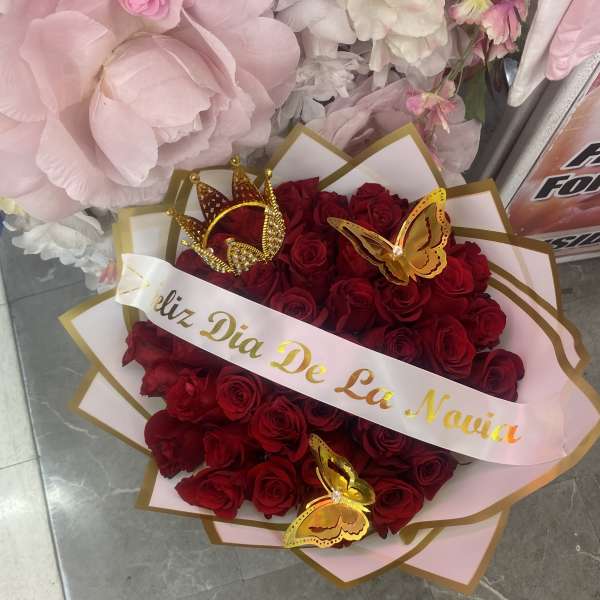 Bouquet of red roses with gold butterfly decorations and a Spanish ribbon