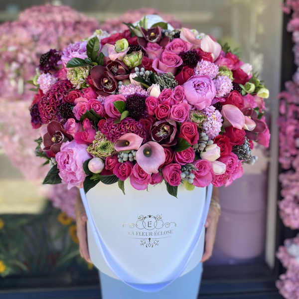 Large pink bouquet in a white hatbox