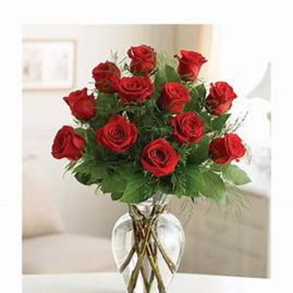 Bouquet of red roses in a clear glass vase