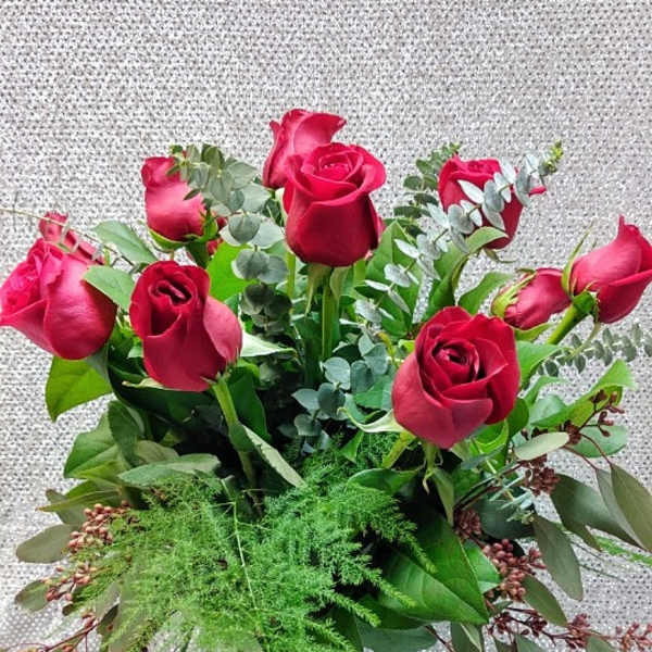 Bouquet of red roses in a clear glass vase