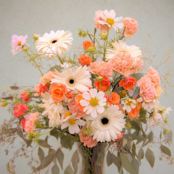 Bouquet of peach and white flowers in a glass vase