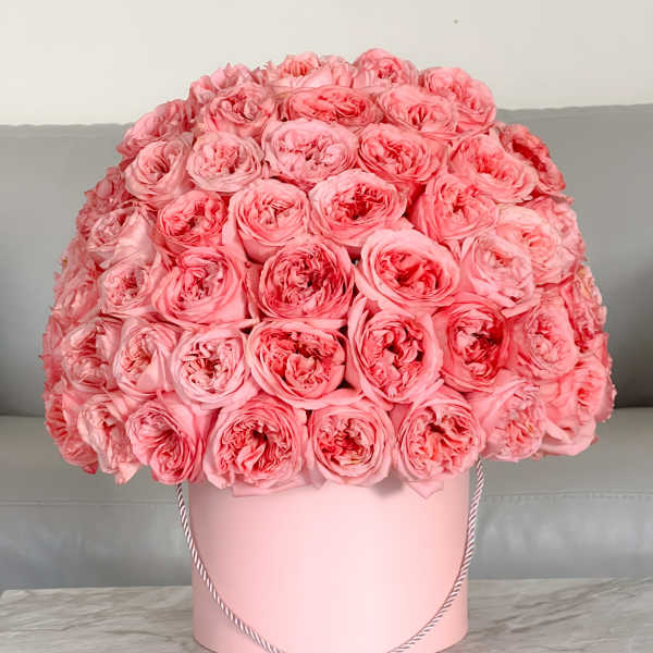 Large bouquet of pink roses in a pink hat box