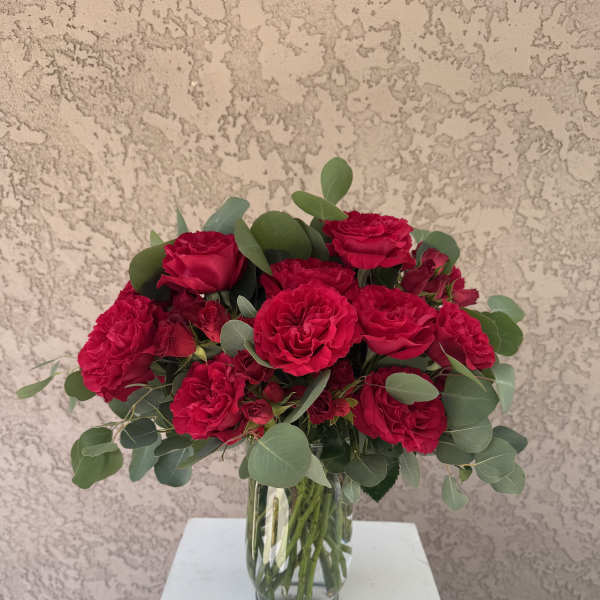Bouquet of red roses in a clear glass vase