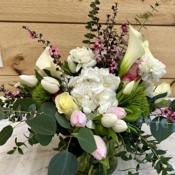Bouquet of white and pink flowers in a glass vase