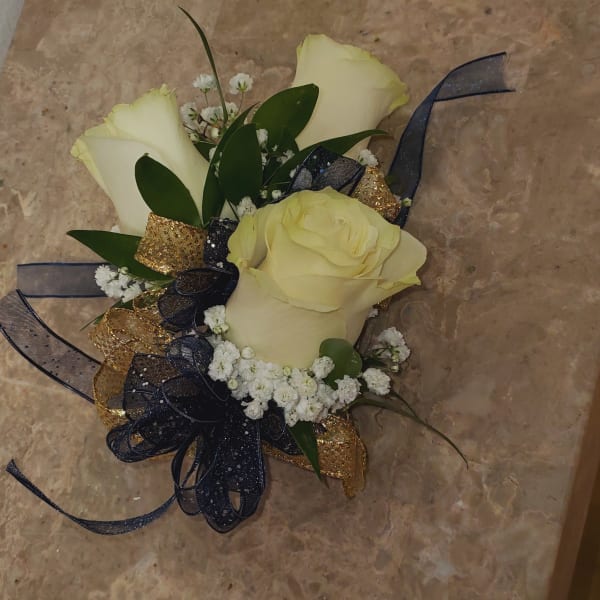Small bouquet of cream roses with ribbon and baby's breath