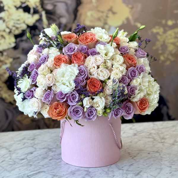 Round bouquet of roses in pink box