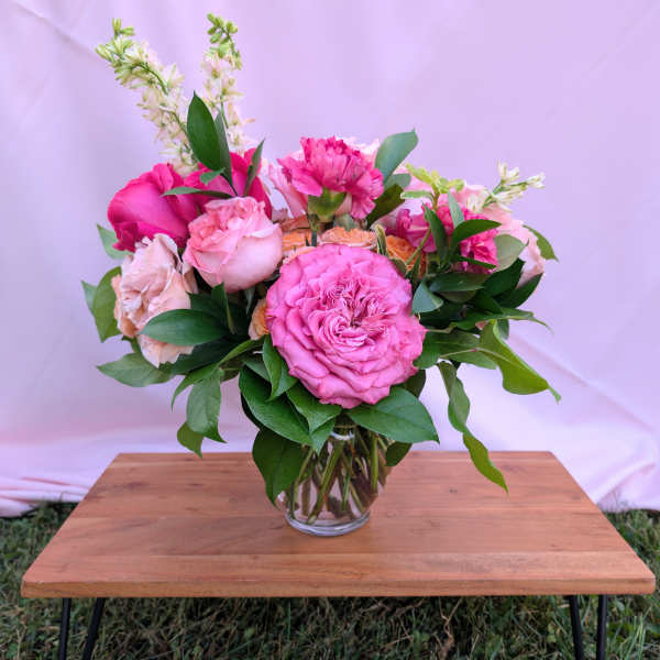 Pink rose bouquet in a clear glass vase