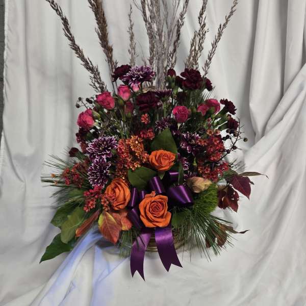 Mixed bouquet with orange and pink roses in a basket
