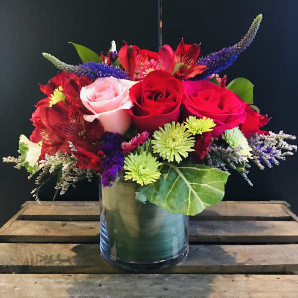 Mixed bouquet of red and pink roses in a glass vase