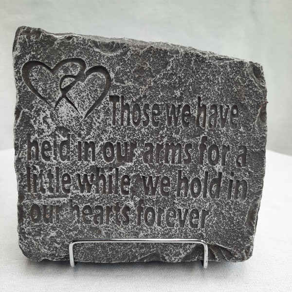 Stone plaque with two hearts and an engraved memorial quote
