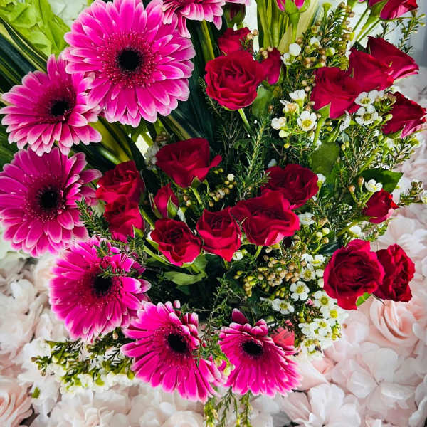 large gerbera y mini rosas