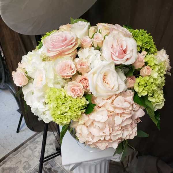 Bouquet of pale pink roses and hydrangeas in a vase
