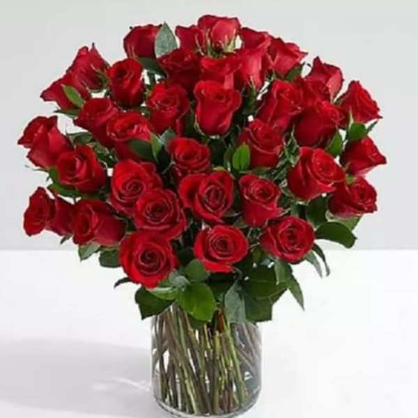 Bouquet of red roses in a clear glass vase