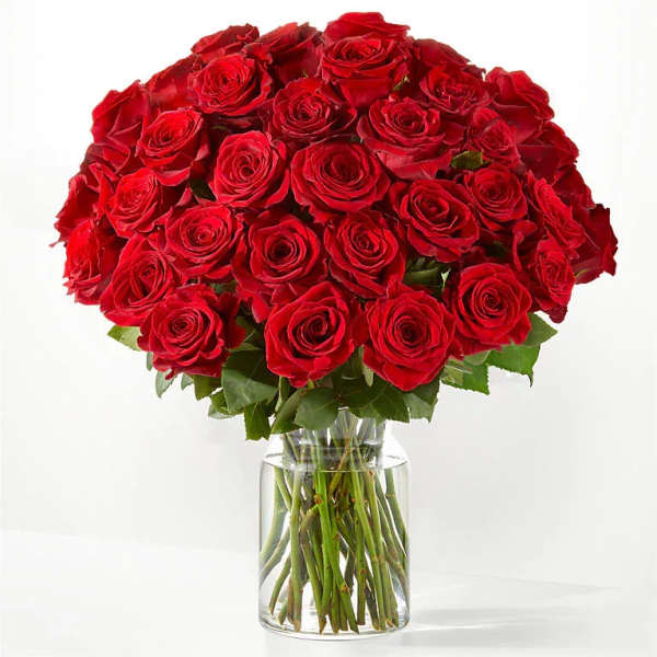 Bouquet of red roses in a clear glass vase