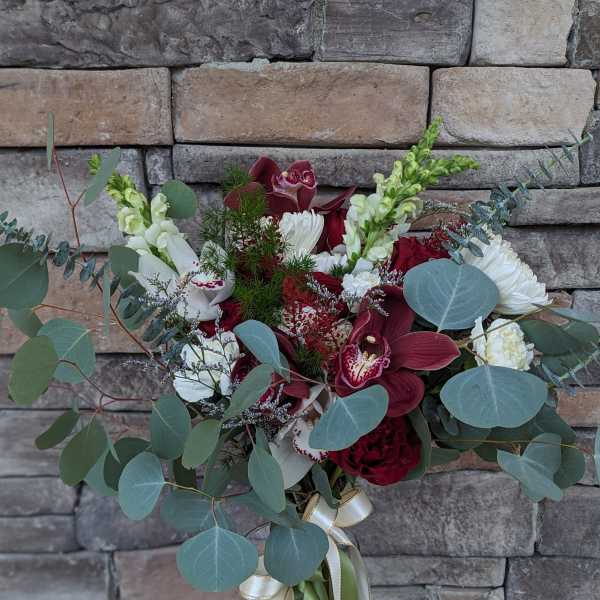 Bouquet of burgundy and white flowers in a glass vase