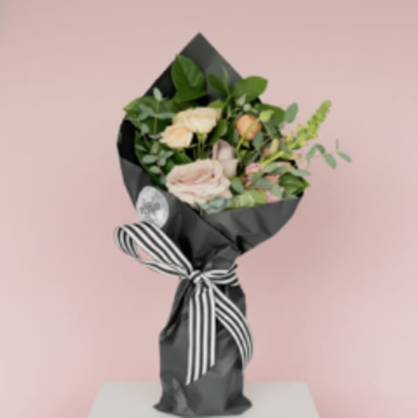 43 | Bouquet Enveloppe´ de Fleurs Noir - grande | Wrapped Bunch