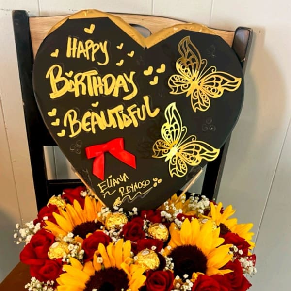 Hermosa caja de girasoles y rosas