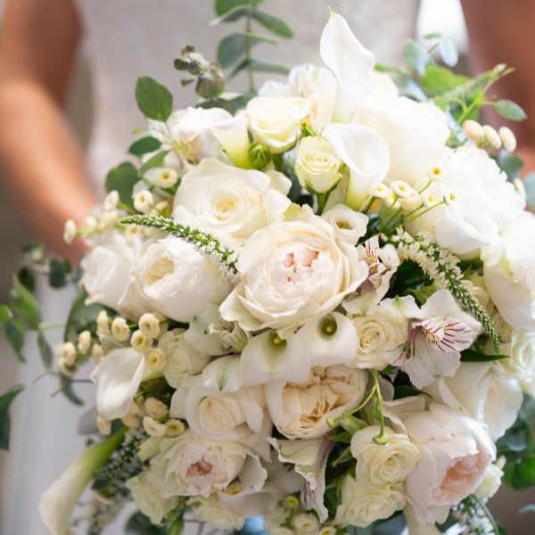 White bridal bouquet with roses and calla lilies
