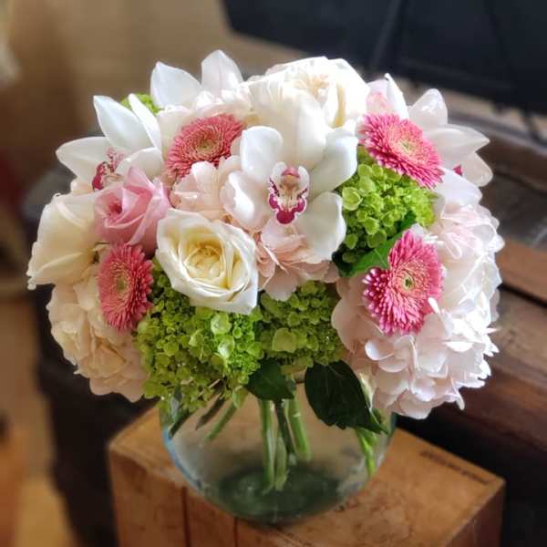Bouquet of white and pink flowers in a clear glass vase
